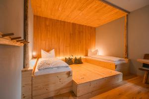 een kamer met 2 bedden in een houten kamer bij Bergglück in Seiffen