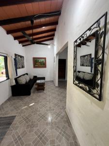 un soggiorno con specchio a parete di Granja Relax a Itauguá
