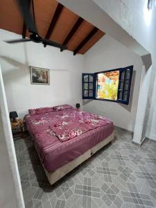 1 dormitorio con 1 cama grande en una habitación en Granja Relax en Itauguá