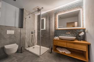 La salle de bains est pourvue d'une douche, de toilettes et d'un lavabo. dans l'établissement Bergglück, à Seiffen