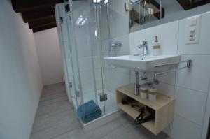 Koupelna v ubytování Apartment Urschein in Laax-Murschetg + 14 fotografií