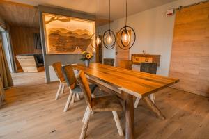 - une salle à manger avec une table et des chaises en bois dans l'établissement Bergglück, à Seiffen