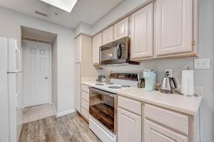 Kjøkken eller kjøkkenkrok på Houston's City Center Apartment