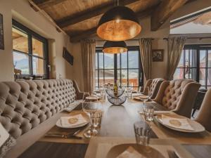 jadalnia z długim stołem i krzesłami w obiekcie Green Garden Lodge B1 w mieście Piesendorf