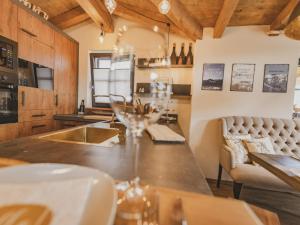 kuchnia ze stołem i krzesłami w pokoju w obiekcie Green Garden Lodge B1 w mieście Piesendorf