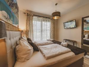 dwa łóżka w pokoju z oknem w obiekcie Green Garden Lodge B1 w mieście Piesendorf