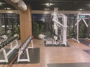 een fitnessruimte met loopbanden en machines in een kamer bij dusit grand condo view高层海景房 in Jomtien Beach