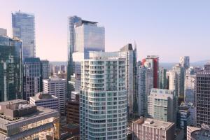 Blick auf eine große Stadt mit hohen Gebäuden in der Unterkunft Vancouver Marriott Pinnacle Downtown Hotel in Vancouver