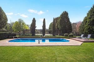 ein Schwimmbad in der Mitte eines Gartens in der Unterkunft Avonlea, Bowral, Southern Highlands in Bowral