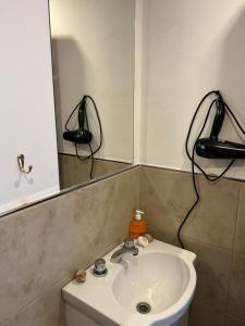uma casa de banho com um lavatório e um espelho em Cálido MonoAmbiente SinCochera em Rosário