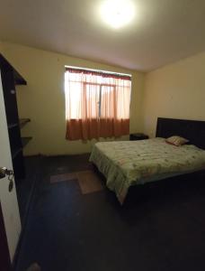 洛維托斯區的住宿－Casa hospedaje cora，一间小卧室,配有床和窗户
