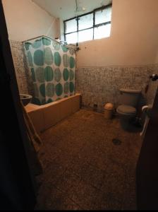 洛維托斯區的住宿－Casa hospedaje cora，带淋浴和卫生间的浴室。