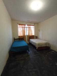洛維托斯區的住宿－Casa hospedaje cora，一间卧室设有两张床和窗户。