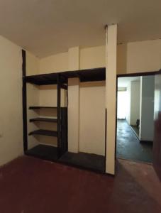洛維托斯區的住宿－Casa hospedaje cora，一间客房内配有两张双层床的房间