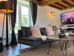 Fotografia z galérie ubytovania Luxe et sérénité : jacuzzi, sauna, piscine chauffée, home-cinéma et plus près du Mans - FR-1-410-396 v destinácii Yvré-lʼÉvêque