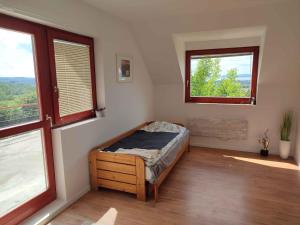 um quarto com uma cama e duas janelas em Holiday home in Zamardi - Balaton 45334 em Zamárdi