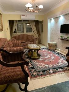 un soggiorno con 2 divani e un tappeto di 3-Bedroom Apartment with Stunning Sea-Side View ad Alessandria d'Egitto