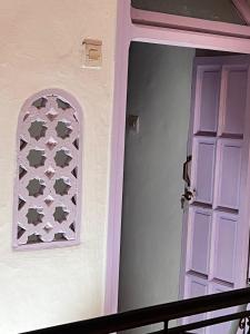 eine Tür und ein Fenster an einer Wand in der Unterkunft Dar mi Yamna in Rabat