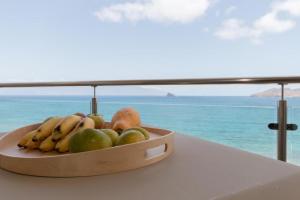 eine Schale mit Obst auf einem Tisch mit Meerblick in der Unterkunft Homeity Property in Mindelo