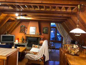 Televízia a/alebo spoločenská miestnosť v ubytovaní Casa de piedra con encanto en el bonito pueblo de Bagergue
