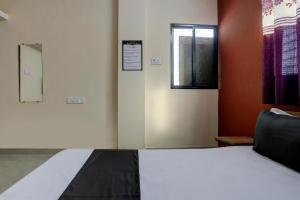 Un pat sau paturi într-o cameră la OYO 8195 The Hotel Lotus Inn