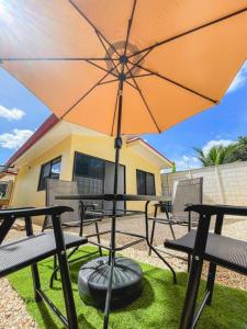 un ombrello arancione seduto sopra un tavolo di Fortu House a Carrillo
