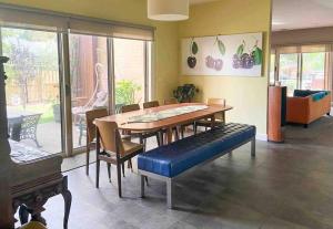 Χώρος καθιστικού στο Ozone Beach House - The house that has it ALL!!! +11 φωτογραφίες