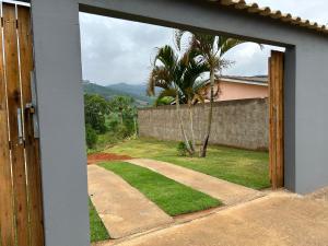 otwarte drzwi domu z ogródkiem w obiekcie Agradável Casa de Campo, recém construída. w mieście Divisa