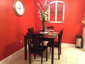 jadalnia ze stołem, krzesłami i zegarem w obiekcie Casas Adobes condo w mieście Tucson