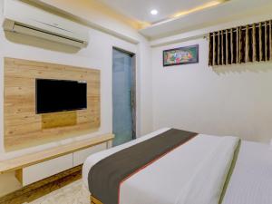 Een bed of bedden in een kamer bij OYO Hotel Shree Pashupati Palace