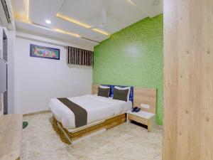 Een bed of bedden in een kamer bij OYO Hotel Shree Pashupati Palace