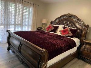 Un dormitorio con una cama grande con almohadas rojas. en Las Vegas Luxury House, en Las Vegas 24 fotos más