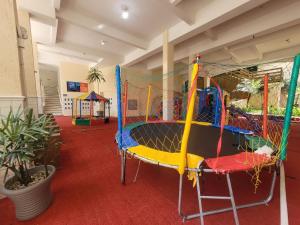 a room with a playground with a trampoline at Apartamento Summer Beach Bombas in Bombas