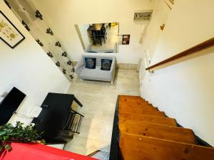 salon ze schodami i kanapą w obiekcie El capricho de Nina en Lavapiés w Madrycie