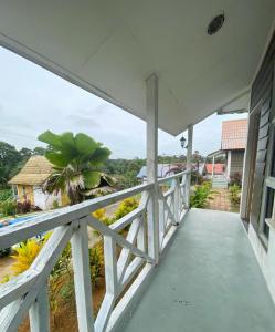 una vista desde el balcón de una casa en Kurau Stone Chalet, en Taiping