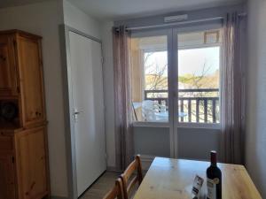 a dining room with a table and a window at Appartement T2 - 3 pers - à 400m de la plage, centre station, avec loggia - Biscarrosse Plage - FR-1-521-120 in Biscarrosse-Plage