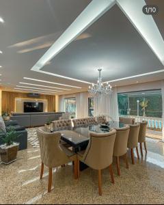 a dining room with a table and chairs at Incrível casa em Praia Grande-SP Canto do Forte in Praia Grande