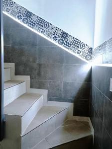 een badkamer met een douche en een tegelwand bij casa familiar in San Fernando