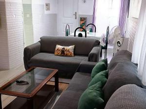 sala de estar con sofá y mesa de centro en casa familiar, en San Fernando