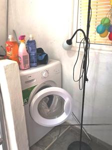 een badkamer met een wasmachine en een toilet bij casa familiar in San Fernando