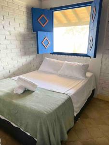 1 dormitorio con 1 cama grande y ventana en EL PAILON FINCA, 