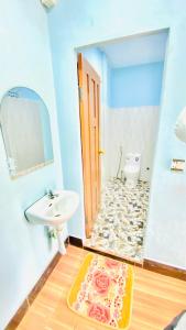 y baño con lavabo y aseo. en Koh Rong 71 Guesthouse, en Koh Rong