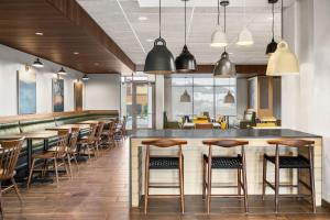 un bar avec des chaises et des tables dans un restaurant dans l'établissement Fairfield by Marriott Inn & Suites Baraboo, à Baraboo