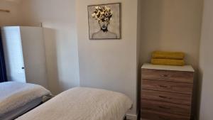 Fotografie z fotogalerie ubytování B43 Cosy Home - Contractor-Family Stays Near Bhm City-Off Road Parking Free Wi-fi v destinaci Holly Lane