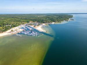 Gallery image of Maison au bord du lac de Biscarrosse - 6 pers - Jardin et parking - Proche pistes cyclables - FR-1-319-511 in Biscarrosse