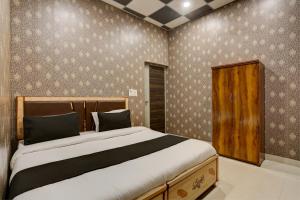 1 dormitorio con 1 cama grande en una habitación en OYO Hotel Kingland Water Park Rohtak, en Rohtak