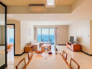 een woonkamer met een bank en een tafel bij The Sea Luxury Nha Trang Apartment in Nha Trang