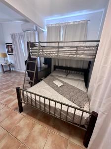 1 dormitorio con 2 literas en una habitación en Crash Boat 1 en Matias