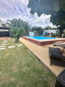 un patio trasero con piscina y mesa de picnic en Crash Boat 1 en Matias