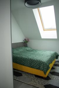 ein Schlafzimmer mit einem Bett mit einer Blumenvase darauf in der Unterkunft Luxury Cozy 2 BDR Downtown Apt.3 in Budapest